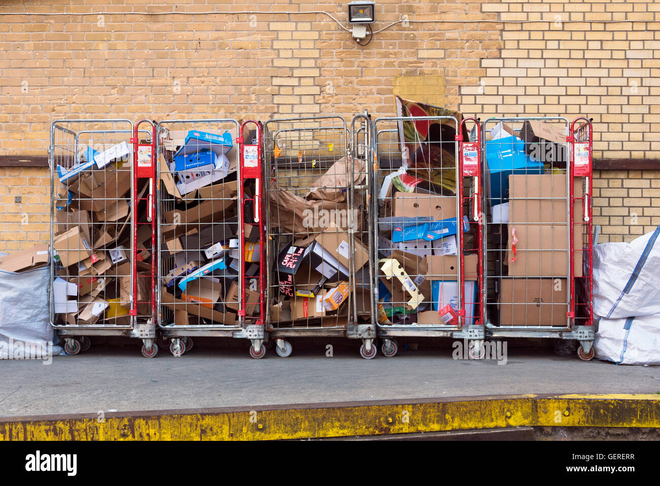 Déchets - emballages en carton de supermarché en attente d'être recyclés Banque D'Images
