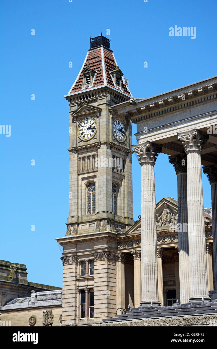Coin de l'hôtel de ville avec le Musée de la tour de l'horloge à l'arrière, Birmingham, Angleterre, Royaume-Uni, Europe de l'Ouest. Banque D'Images