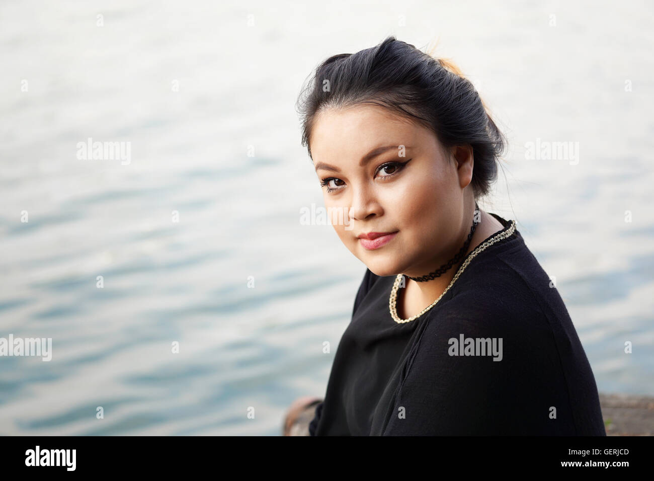 Young Asian woman par l'eau Banque D'Images