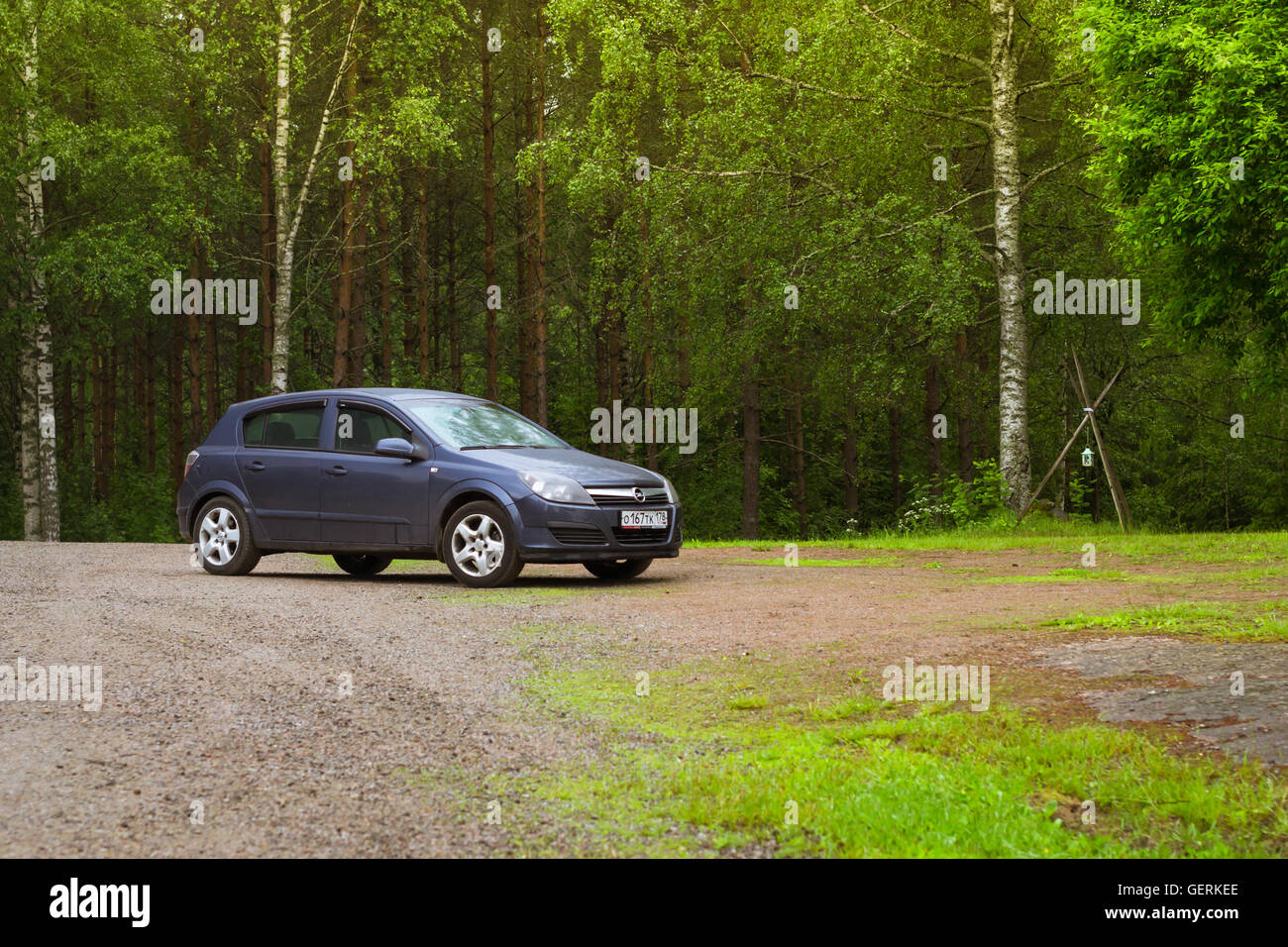 LAPPEENRANTA, FINLANDE - le 13 juin 2014 : les loisirs de plein air d'été, en vacances scandinaves maison sur roues. Opel Astra bleu-foncé Banque D'Images