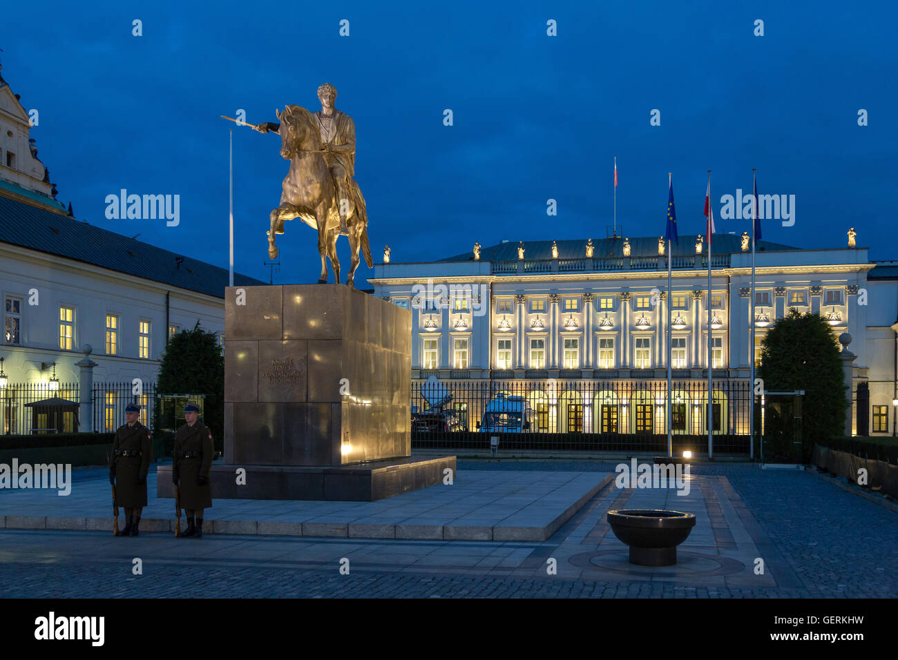 Varsovie, Pologne, des soldats de la palais présidentiel de Varsovie dans la soirée Banque D'Images