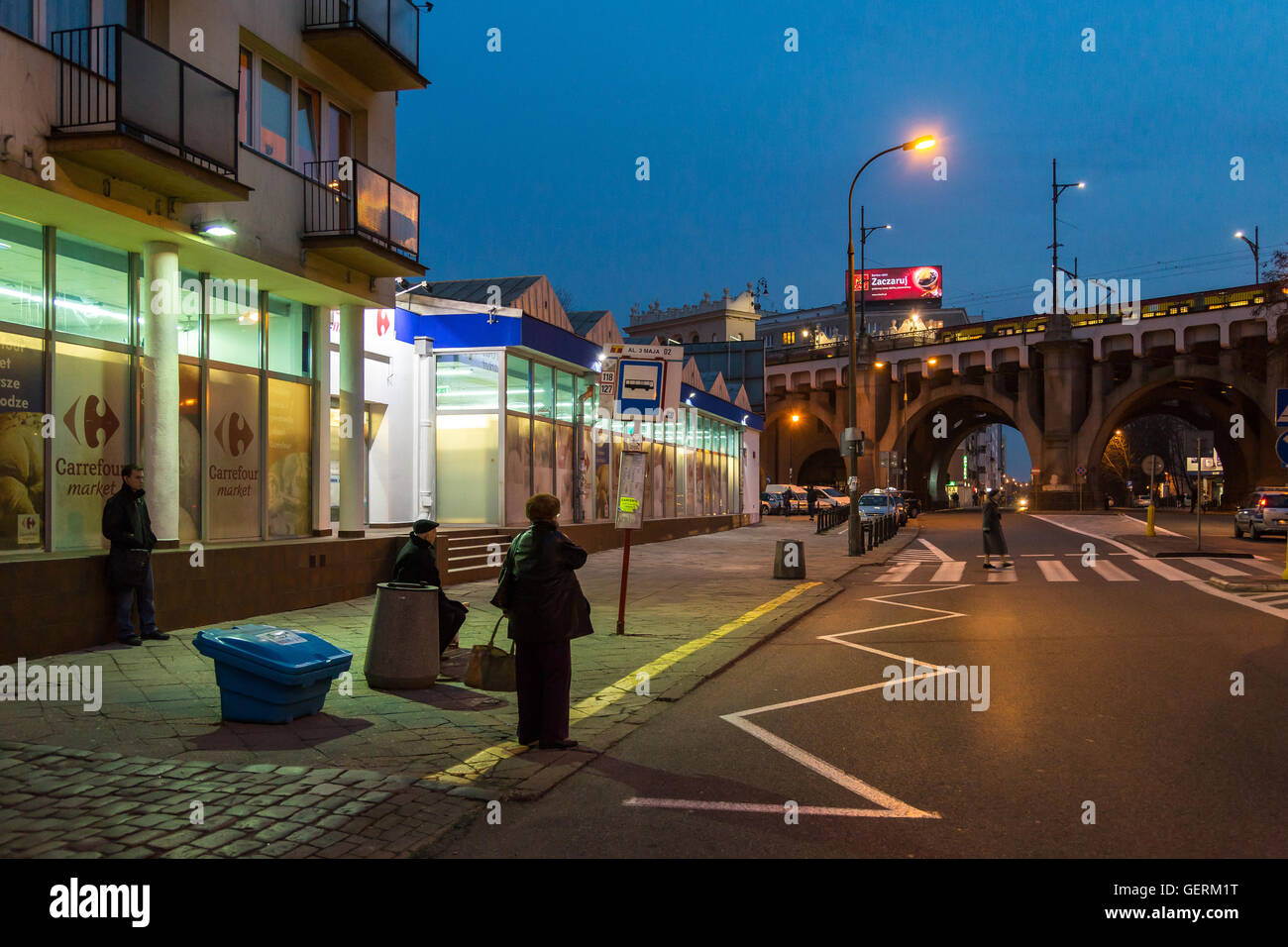 Varsovie, Pologne, arrêt de bus dans le quartier Powisle soir Banque D'Images