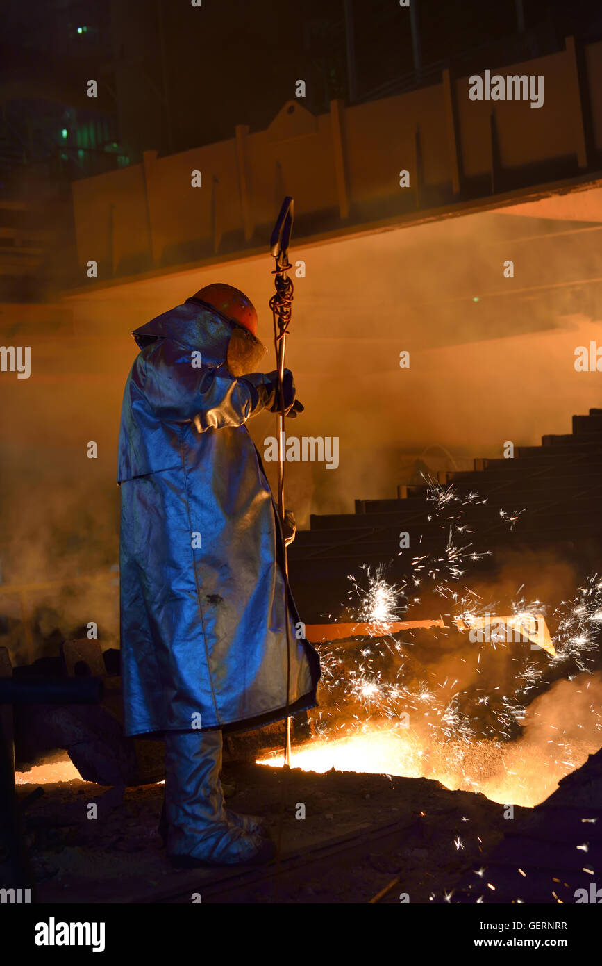 Travailleur de l'acier dans l'usine sidérurgique Banque D'Images