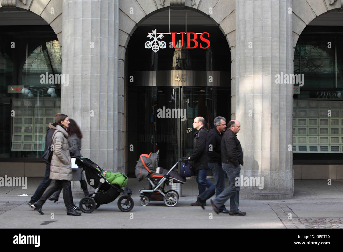 Zuerich, Suisse, les gens passent devant une succursale de la banque UBS Banque D'Images