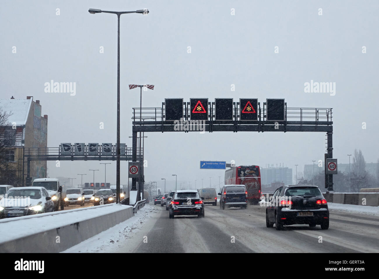 Berlin, Allemagne, Signalwechselbruecke sur l'A100 affiche l'Avertissement Attention douceur à Banque D'Images