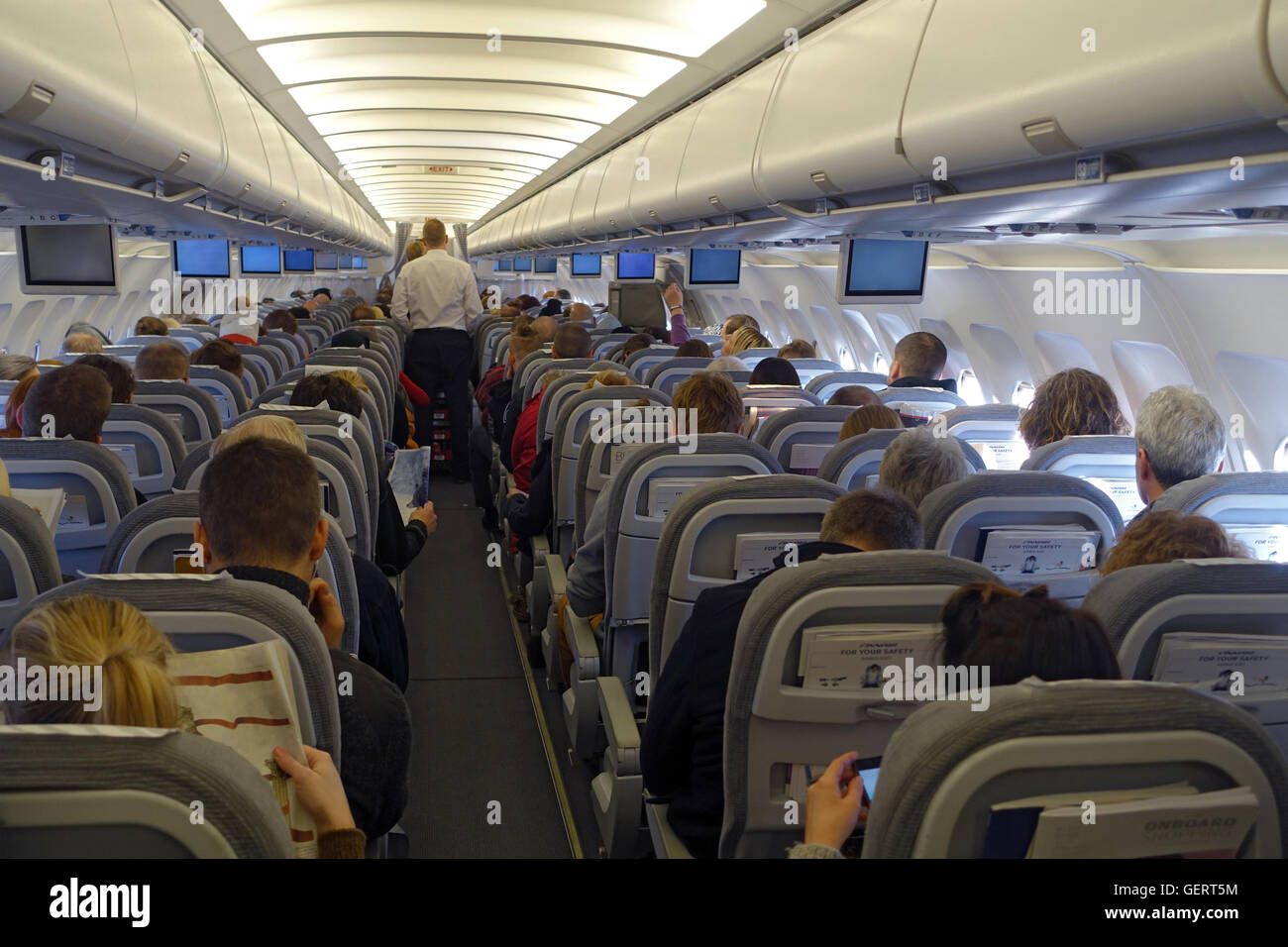 Vantaa, Finlande, les passagers et l'équipage de cabine dans une cabine de l'avion Banque D'Images