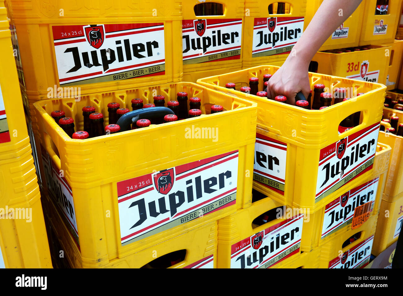 Pile de caisses de bière Pilsener Jupiler dans un hypermarché Carrefour Banque D'Images