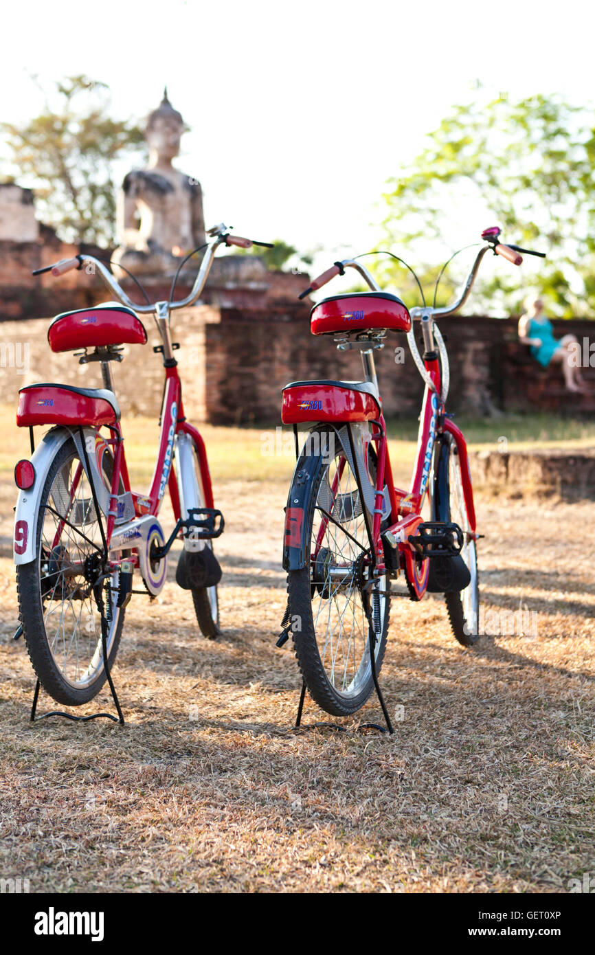 Bicylces stationné à Wat Mae Chon près de Sukhothai. Banque D'Images