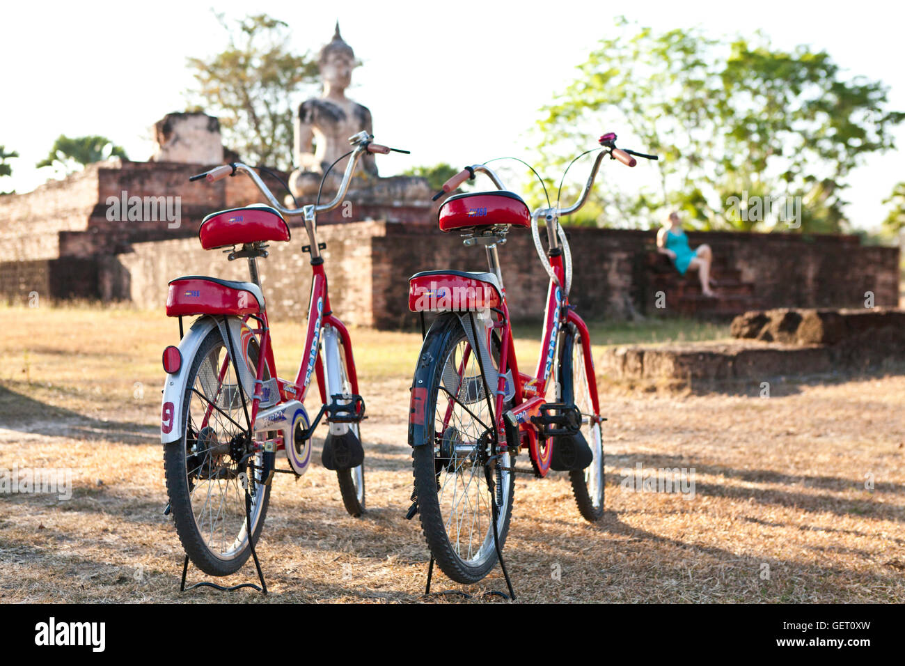 Bicylces stationné à Wat Mae Chon près de Sukhothai. Banque D'Images