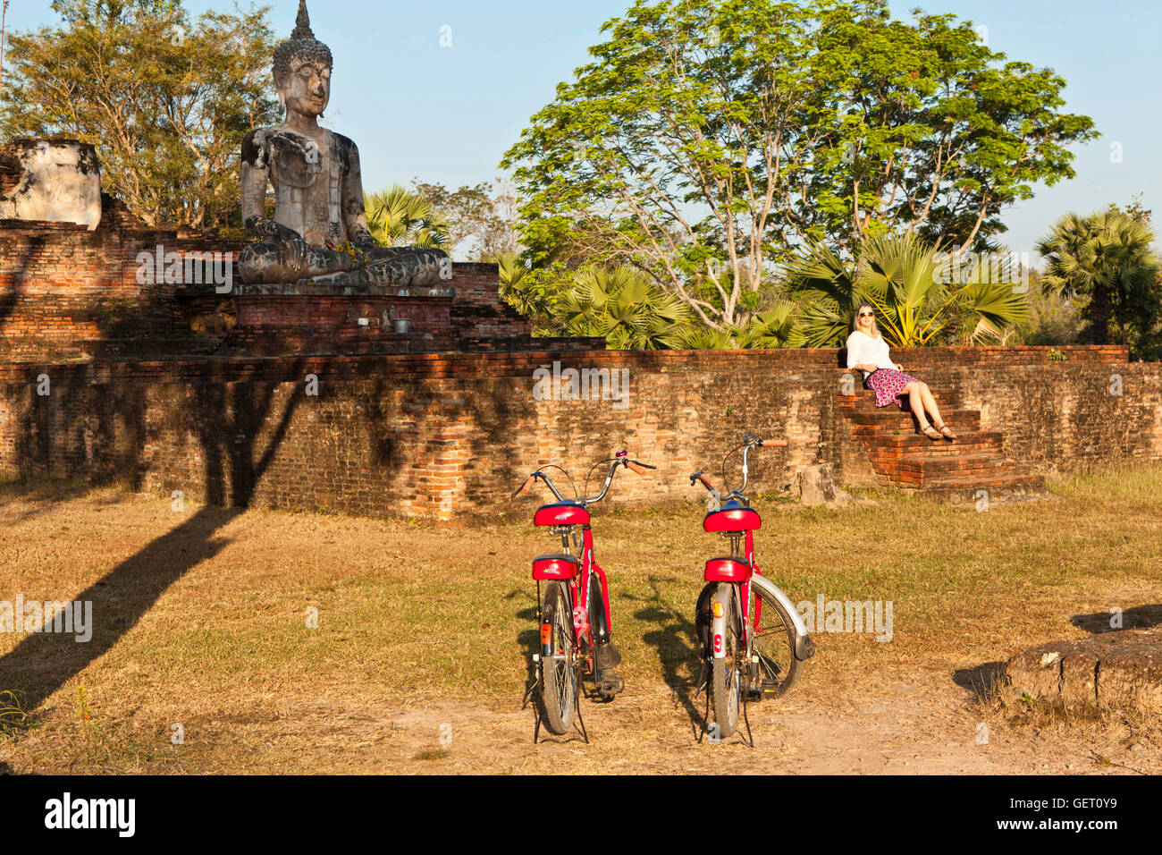 Un service de location de vélos garés ensemble à Wat Mae Chon dans le Parc National de Sukhothai. Banque D'Images
