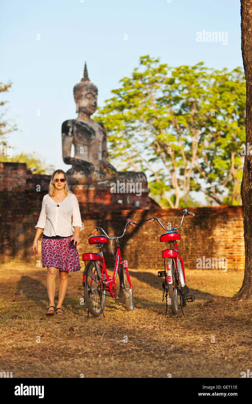 Un service de location de vélos garés ensemble à Wat Mae Chon dans le Parc National de Sukhothai. Banque D'Images