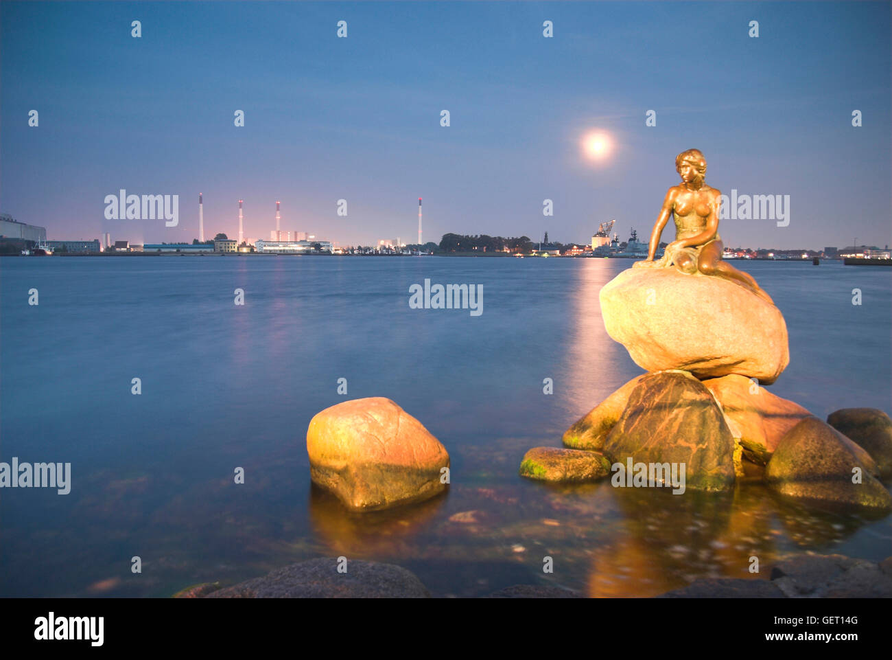 La sirène de Copenhague avec lumière de lune au crépuscule. Banque D'Images La sirène de Copenhague avec lumière de lune au crépuscule. Banque D'Images