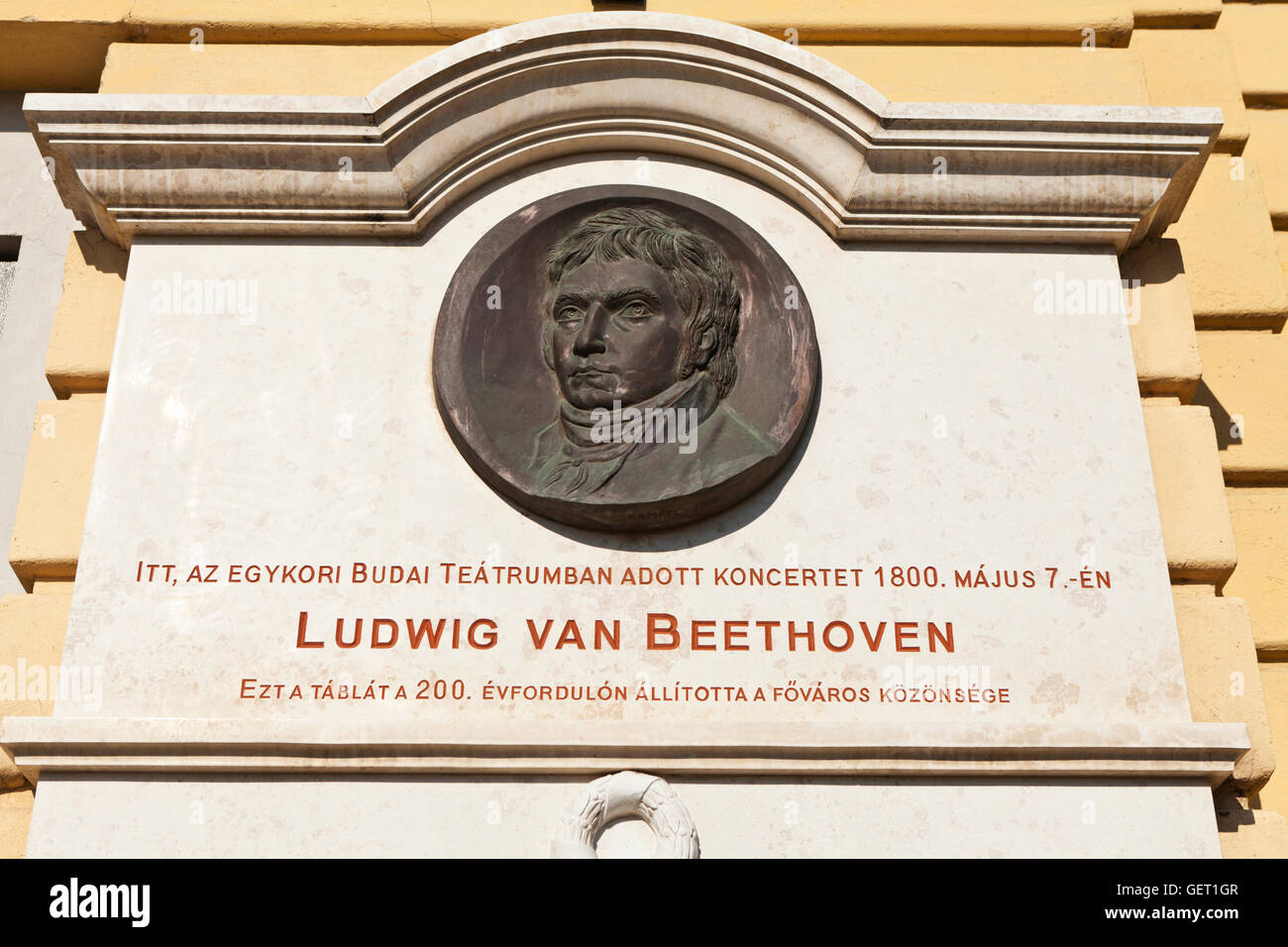 Un signe en hommage à Ludwig Van Beethoven ensemble dans la wallls du théâtre sur la colline de Buda à Budapest. Banque D'Images