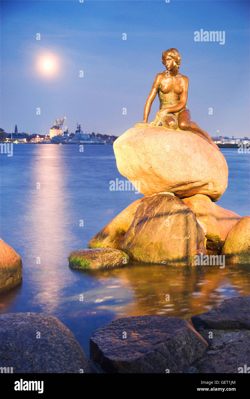 La sirène de Copenhague avec lumière de lune au crépuscule. Banque D'Images La sirène de Copenhague avec lumière de lune au crépuscule. Banque D'Images