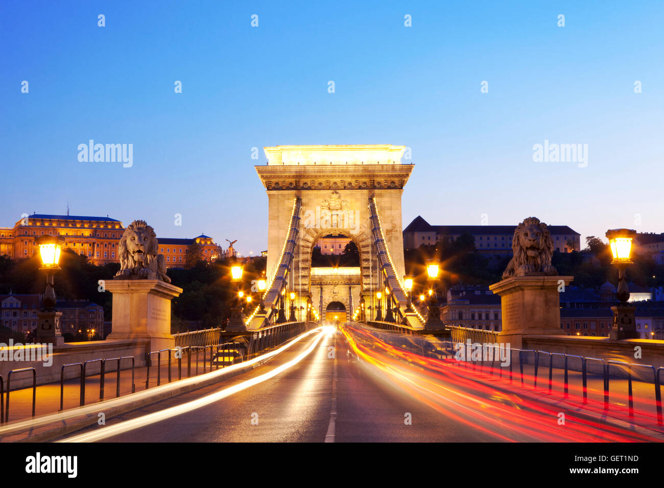 Au fil des sentiers de la circulation du pont des Chaînes sur le Danube à Budapest. Banque D'Images