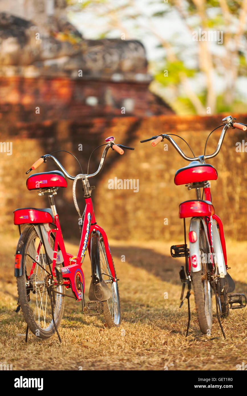 Un service de location de vélos garés ensemble à Wat Mae Chon Banque D'Images