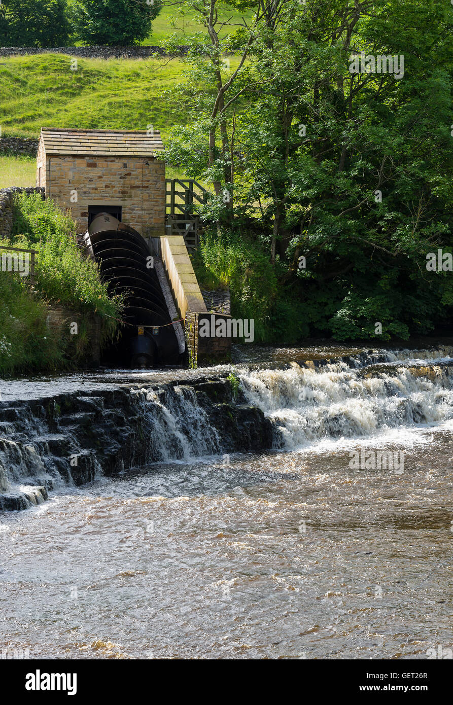 Cascade et Archimedian Turbine vis sur la rivière Bain dans la région de Bainbridge Village Wensleydale North Yorkshire Angleterre UK Banque D'Images