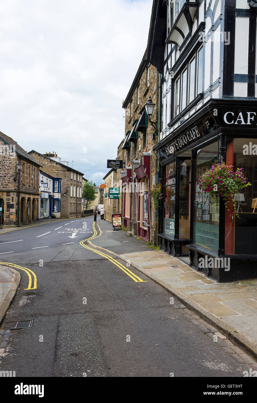 La rue principale étroite à Sedbergh avec des magasins, hôtel et hébergement de bureau Cumbria Angleterre Royaume-Uni Banque D'Images
