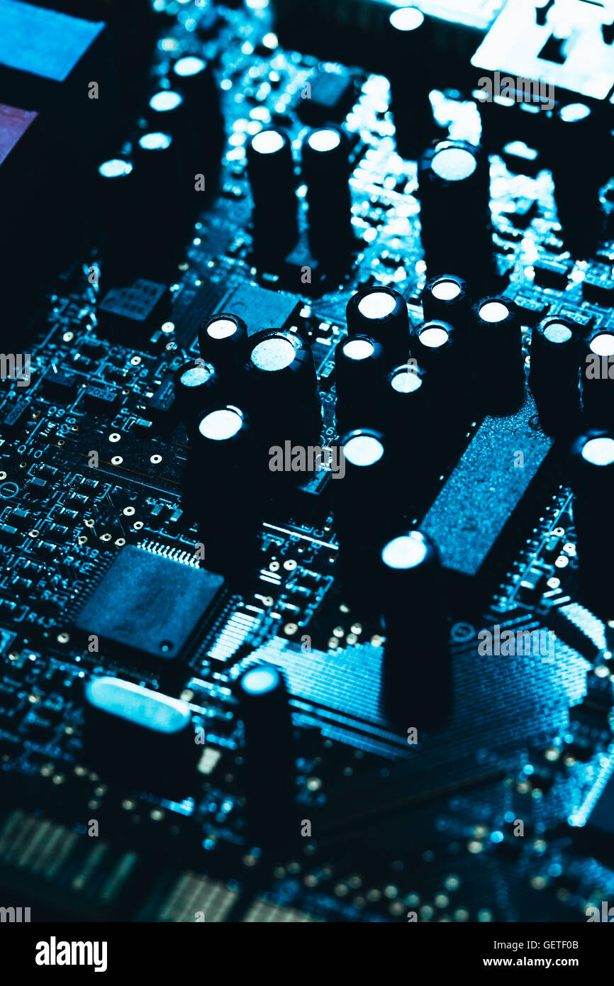 Carte mère de l'ordinateur en bleu fond sombre close-up. Banque D'Images
