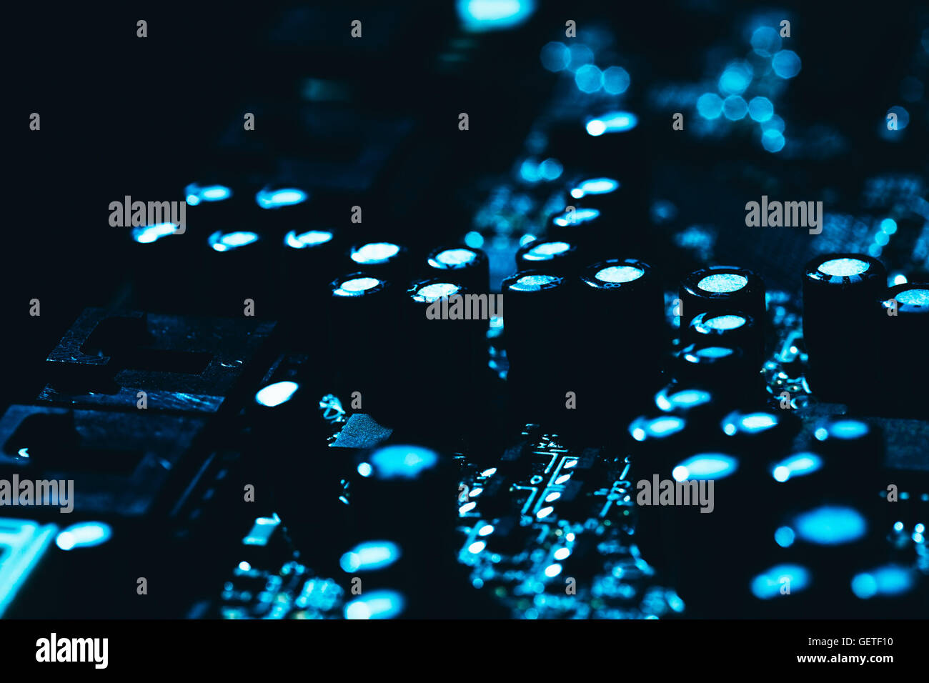 Carte mère de l'ordinateur en bleu fond sombre close-up. Banque D'Images