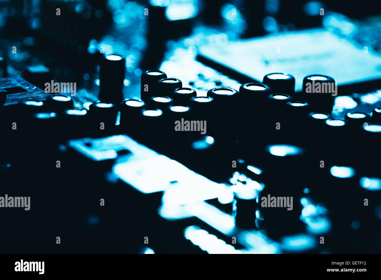 Carte mère de l'ordinateur en bleu fond sombre close-up. Banque D'Images