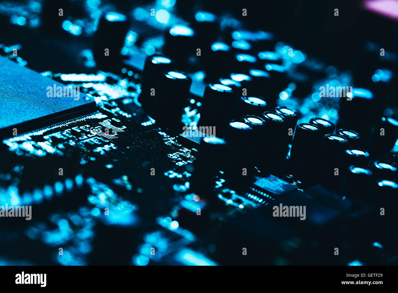 Carte mère de l'ordinateur en bleu fond sombre close-up. Banque D'Images