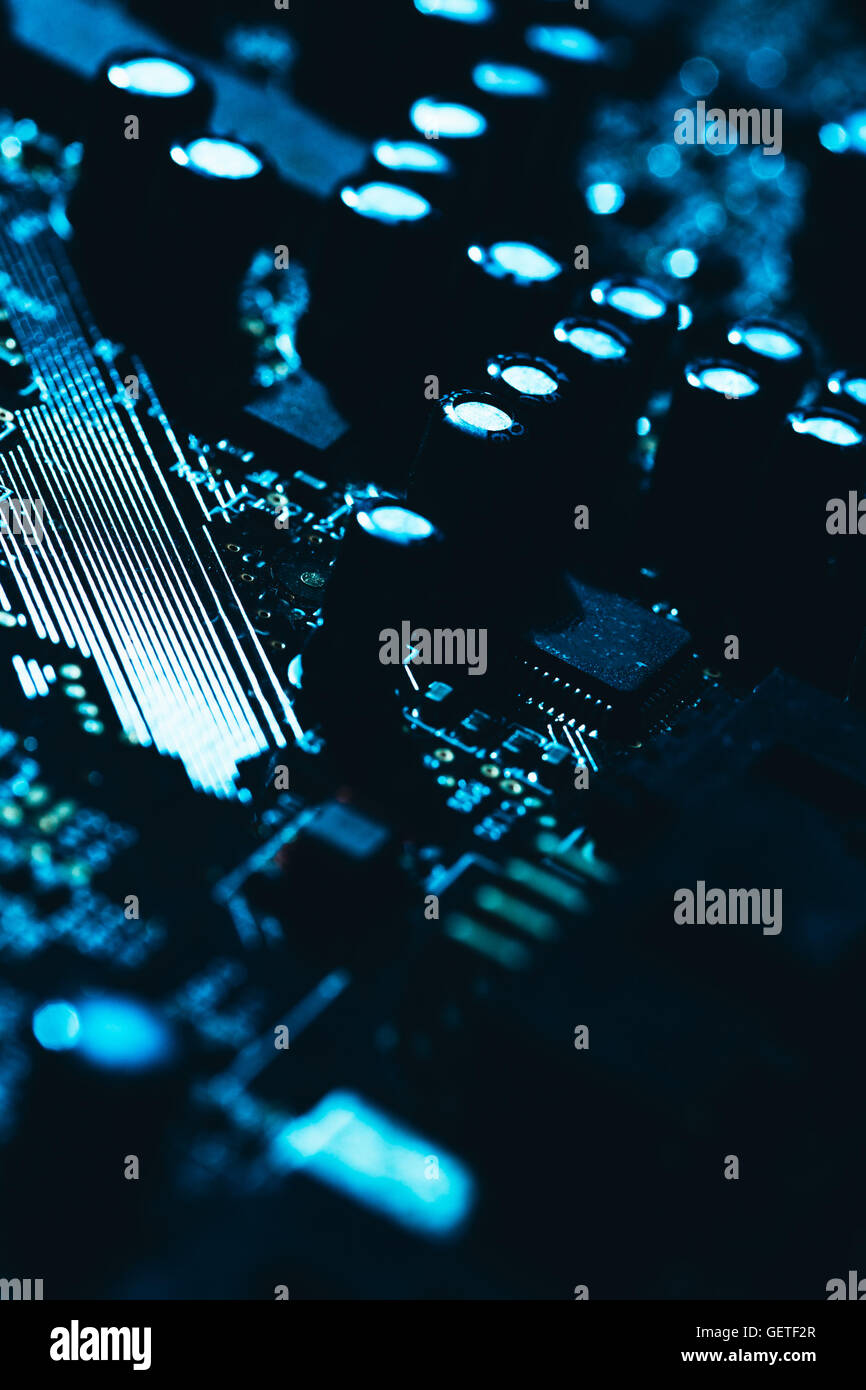Carte mère de l'ordinateur en bleu fond sombre close-up. Banque D'Images