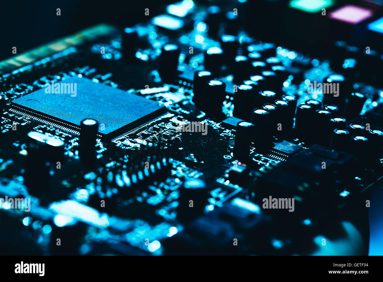 Carte mère de l'ordinateur en bleu fond sombre close-up. Banque D'Images