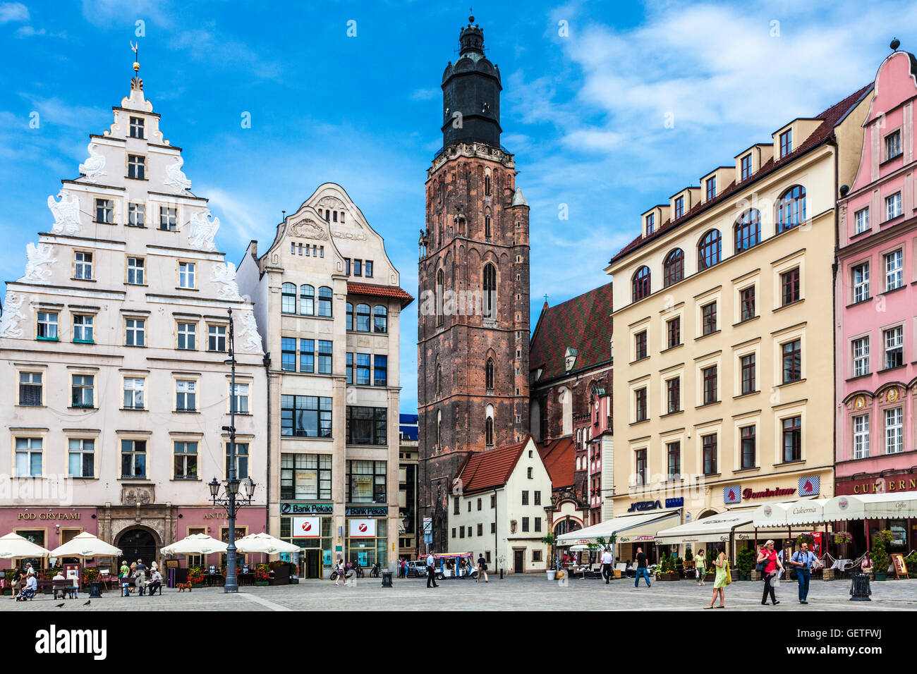 Maisons médiévales dans la vieille ville de Wroclaw ou la place du marché Rynek avec la tour de l'église Sainte Elisabeth. Banque D'Images