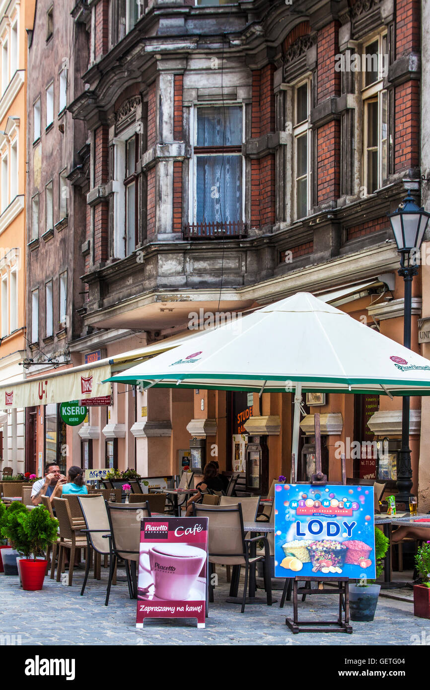 Cafe de la chaussée sur une place de la vieille ville de Wroclaw. Banque D'Images