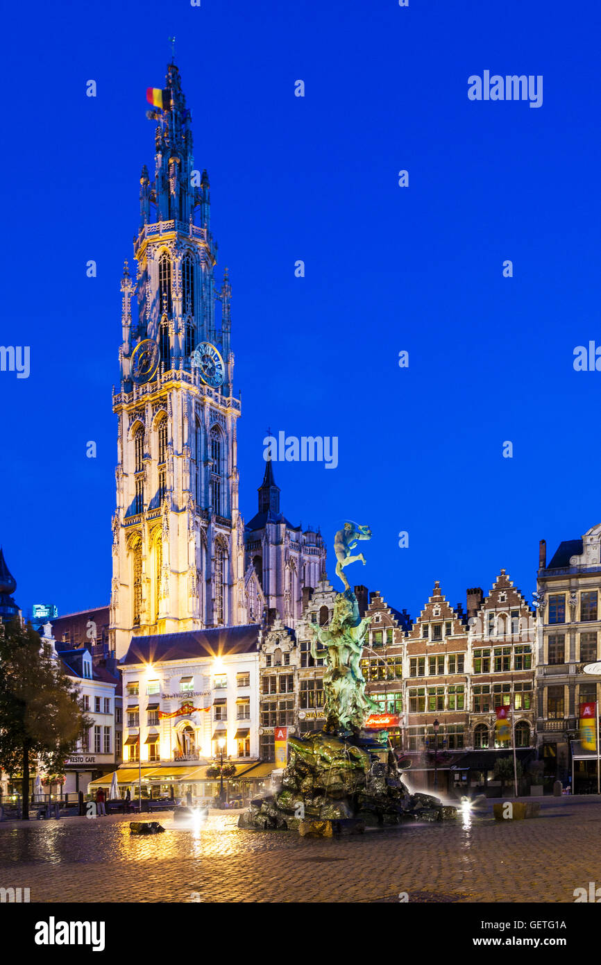 La fontaine Brabo et cathédrale de Notre Dame dans le Grote Martk à Anvers. Banque D'Images