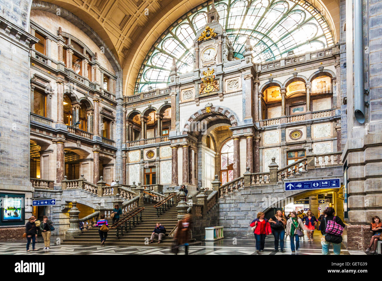 Le grand hall d'entrée et d'attente de l'Antwerpen Centraal Station ferroviaire conçu par Louis Delacenserie. Banque D'Images