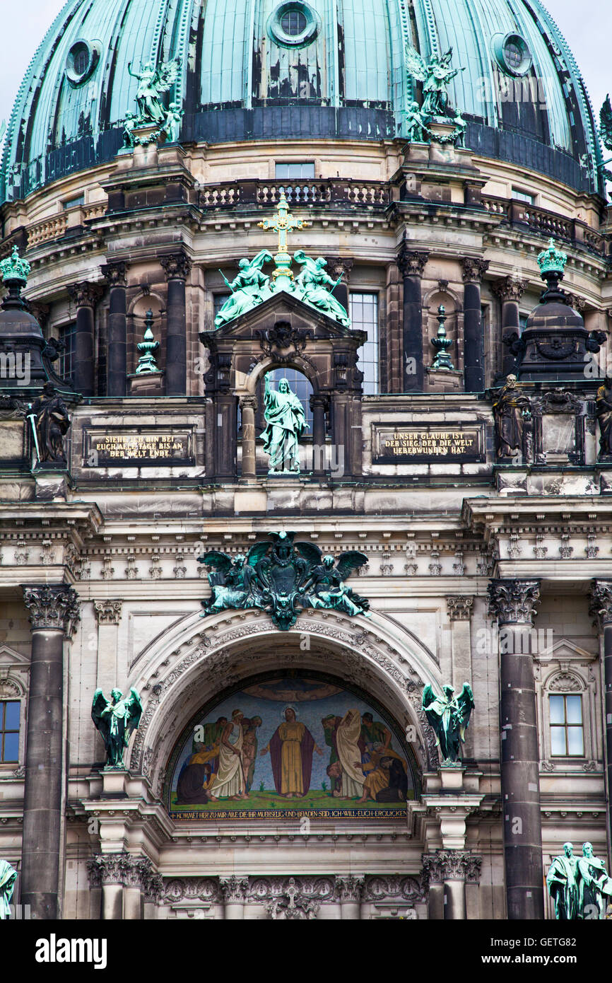 Détail de la façade de la Berliner Dom et Cathédrale de Berlin. Banque D'Images