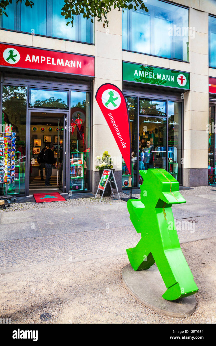 Un magasin de souvenirs à Berlin Ampelmann. Banque D'Images