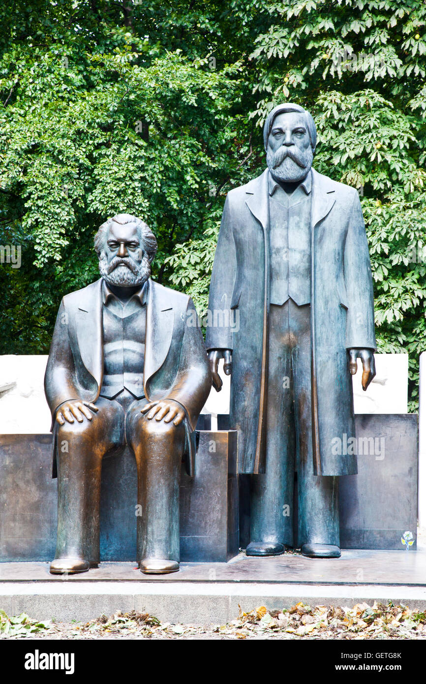 Ludwig Engelhardt's statue en bronze de Karl Marx et Friedrich Engels à Marx Engels Forum park à Berlin. Banque D'Images