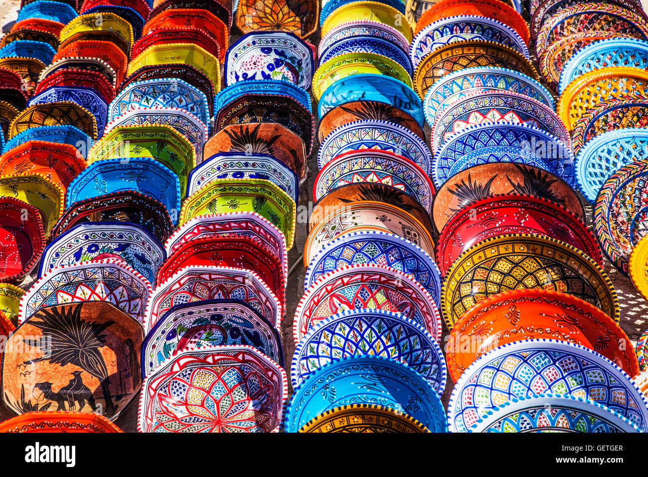 Céramique tunisienne souvenirs affichée sur le terrain à Port el Kantoui en Tunisie. Banque D'Images