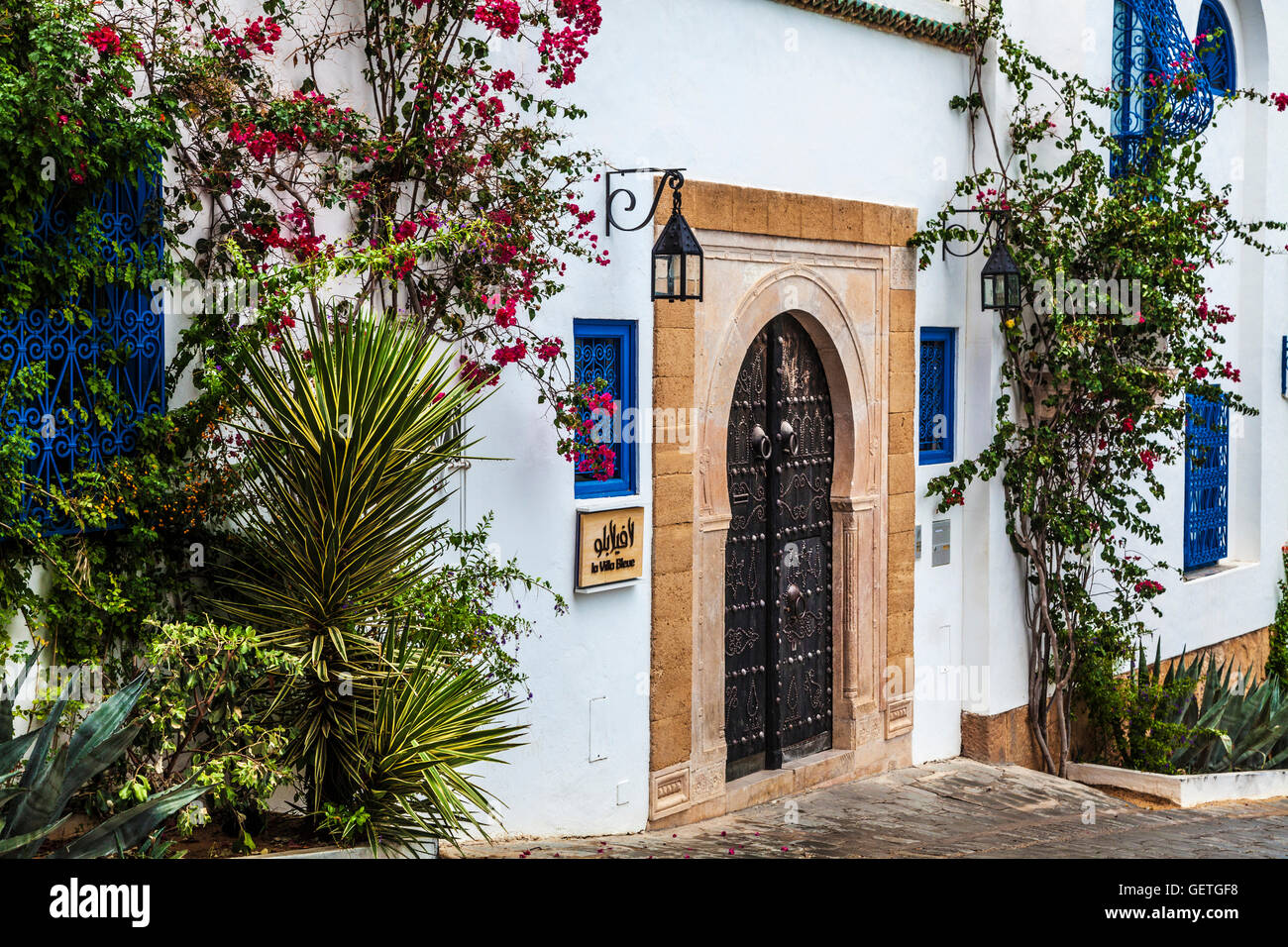 Une porte en bois cloutée typique blanchie à la Chambre et à Sidi Bou Said en Tunisie. Banque D'Images