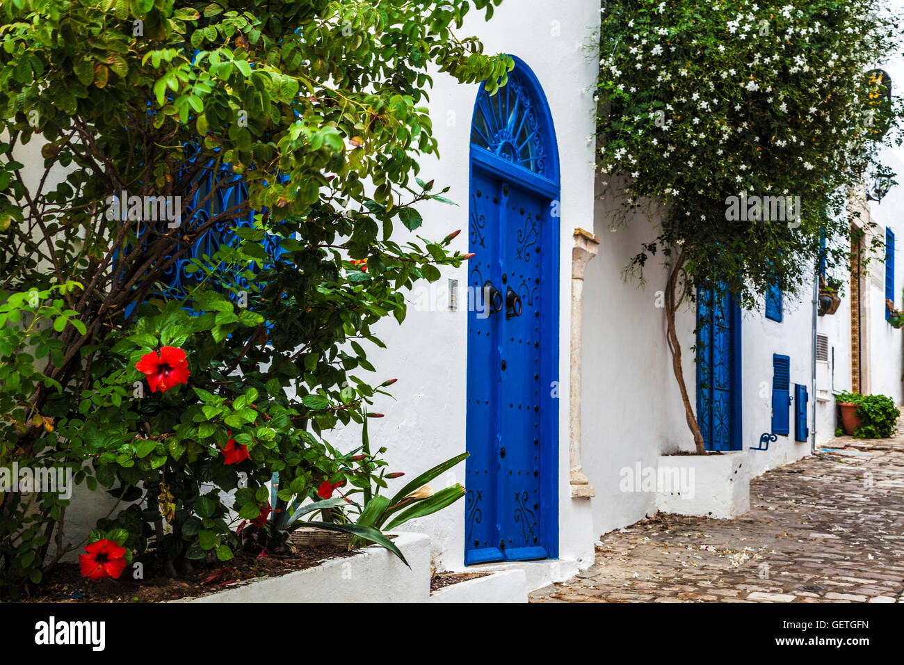 Rue pavées étroites à Sidi Bou Saïd en Tunisie. Banque D'Images