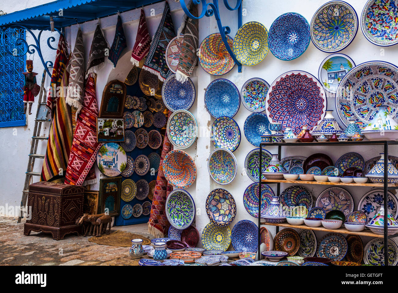 Souvenir de la céramique traditionnelle tunisienne à l'extérieur d'un magasin à Sidi Bou Saïd en Tunisie. Banque D'Images