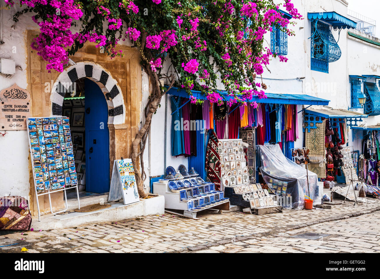 Souvenirs traditionnels tunisiens le long de la rue principale de Sidi Bou Said en Tunisie. Banque D'Images
