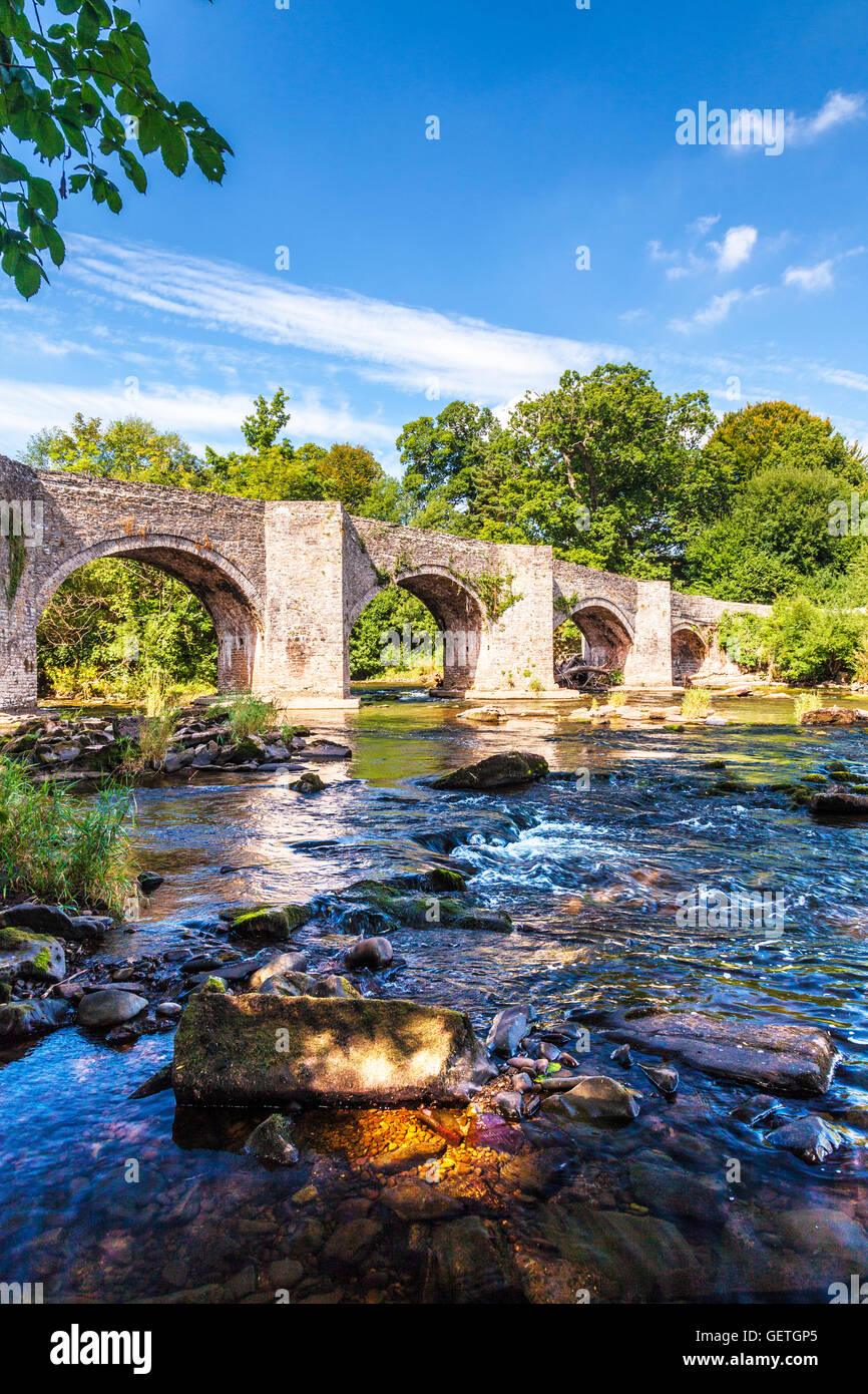 La rivière Usk et Llangynidr Bridge dans le parc national de Brecon Beacons. Banque D'Images