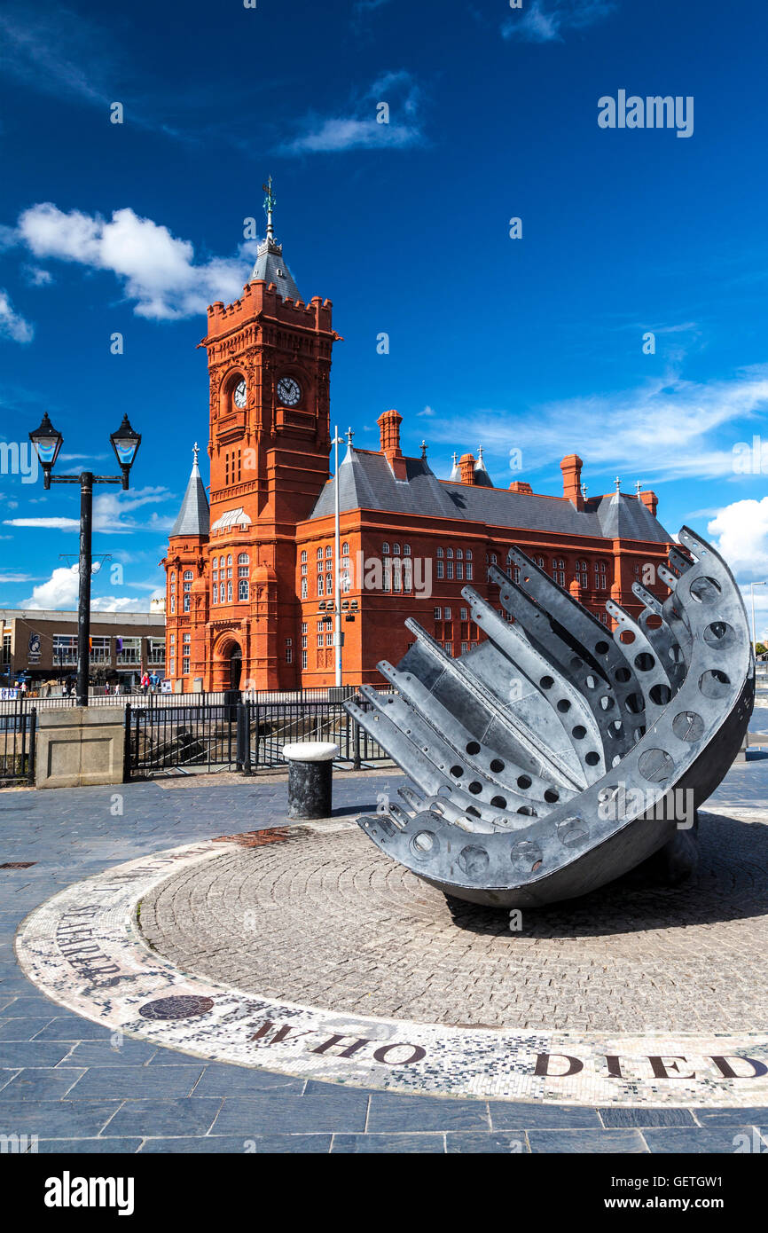 Vue vers le bâtiment de l'Pierhead Assemblée nationale du Pays de Galles à Cardiff Bay avec le marchand de mer War Memorial à l'avant-plan. Banque D'Images