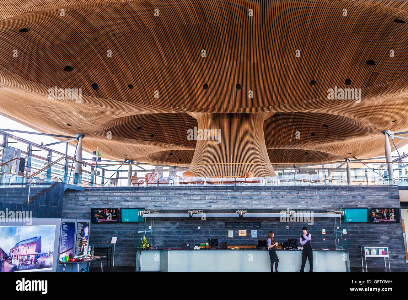 Le plafond de cèdre rouge ondulant et l'entonnoir à partir de la réception de l'édifice de l'Assemblée nationale galloise de Cardiff Bay. Banque D'Images