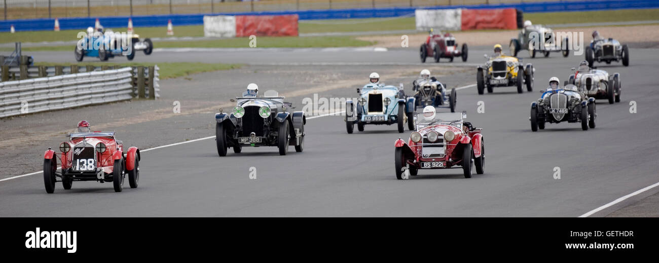 Avant guerre avec la course de voitures Vintage Sports Car Club à Silverstone. Banque D'Images