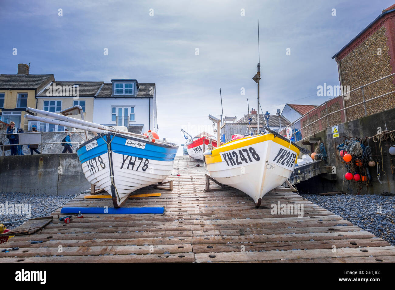 Les petits bateaux de pêche commerciale sur la cale de halage à Sheringham. Banque D'Images