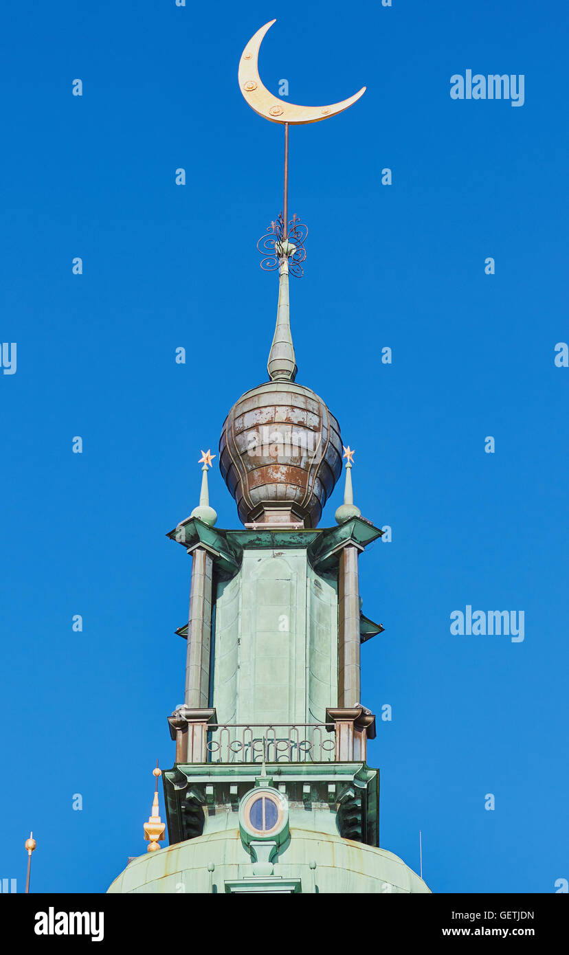 Croissant de lune sur la flèche de l'Hôtel de Ville (Stadshuset) par Ragnar Ostberg 1923 Scandinavie Suède Stockholm Kungsholmen Banque D'Images