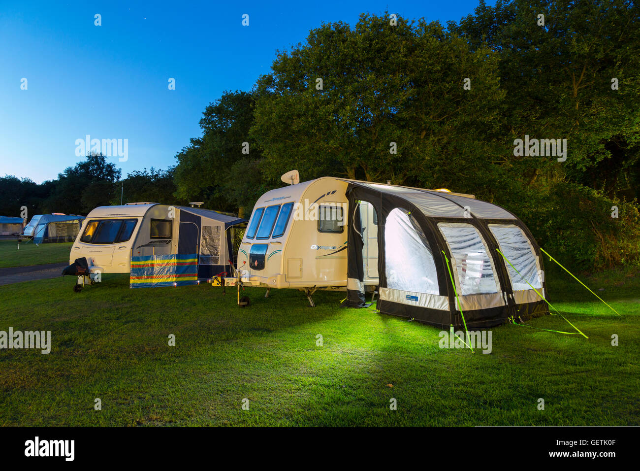 Caravane avec auvent à la tombée de la nuit. Banque D'Images