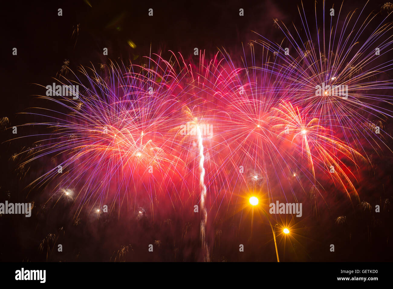 Plusieurs sentiers avec Fireworks violet rouge Banque D'Images