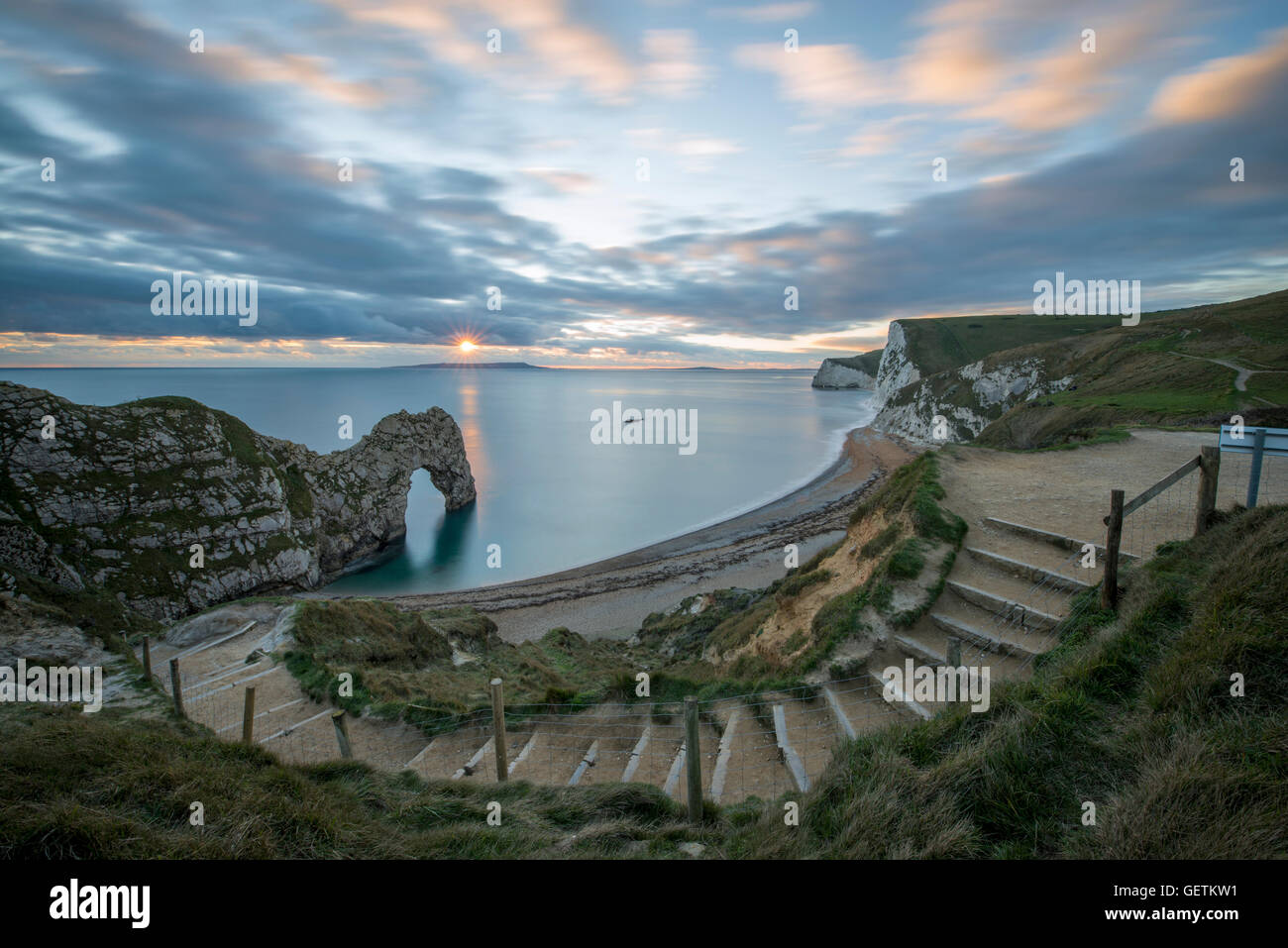 Une vue du coucher de Durdle Door dans le Dorset. Banque D'Images