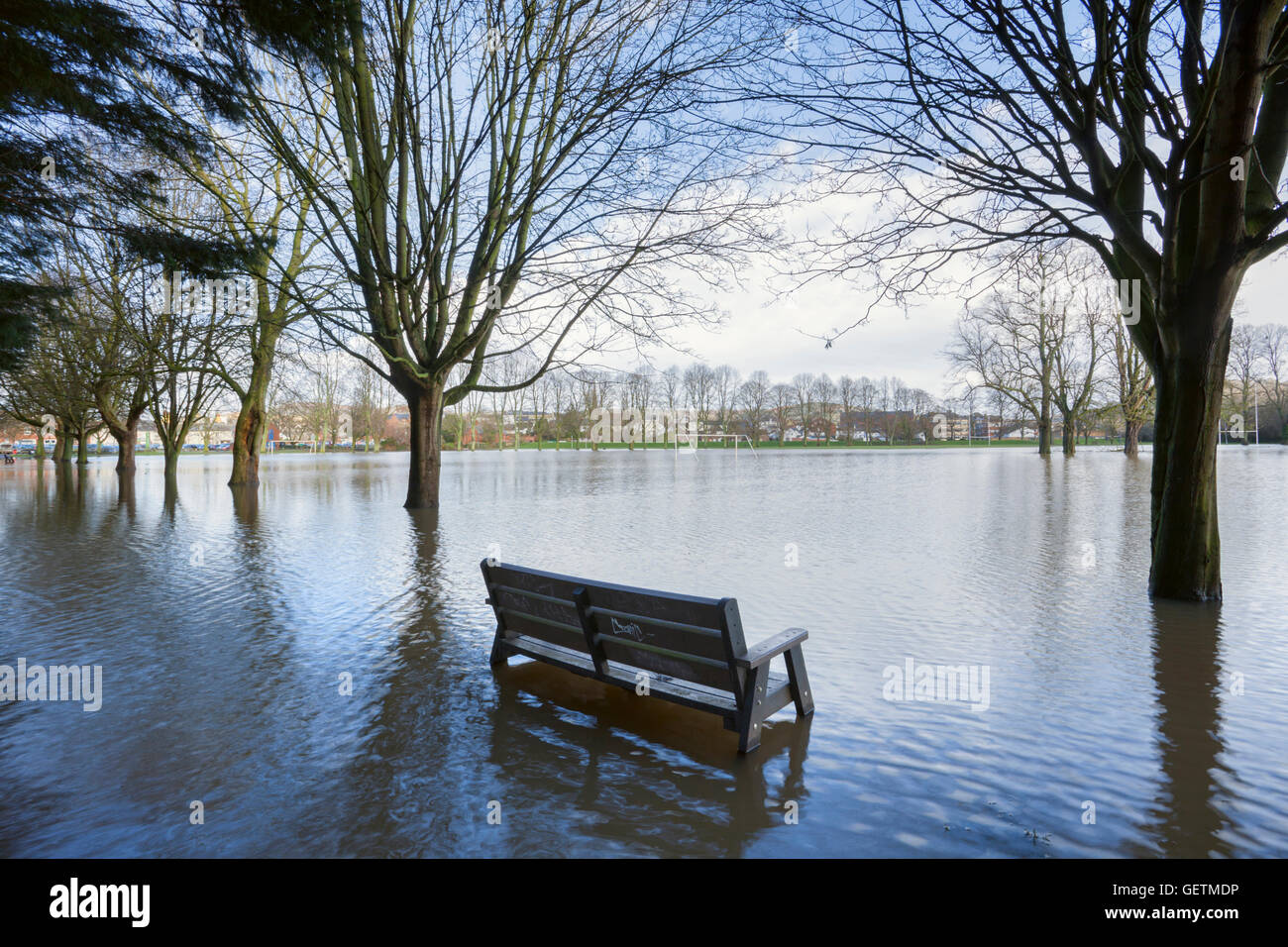 Banc en bois sur un terrain de sport. Banque D'Images